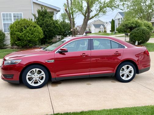 Red 2016 Ford Taurus SEL