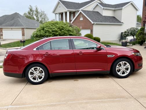 Red 2016 Ford Taurus SEL