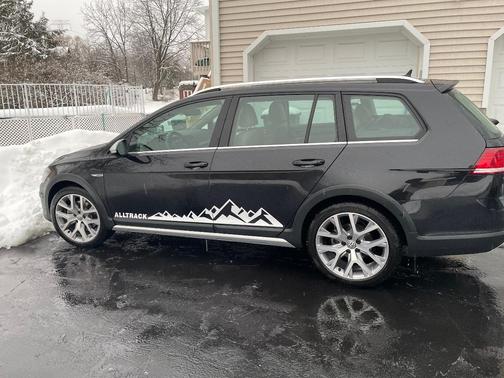 Black 2019 Volkswagen Golf Alltrack TSI SE
