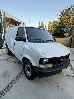 White 2002 GMC Safari SL