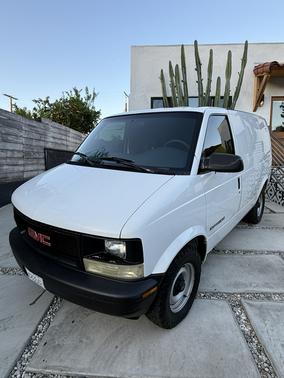White 2002 GMC Safari SL