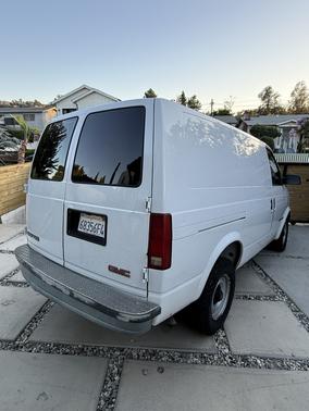 White 2002 GMC Safari SL