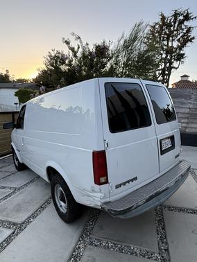 White 2002 GMC Safari SL