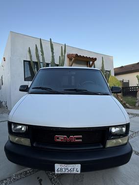 White 2002 GMC Safari SL