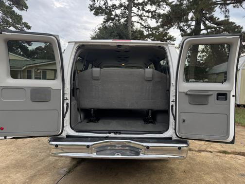 2010 Ford E350 Super Duty XLT