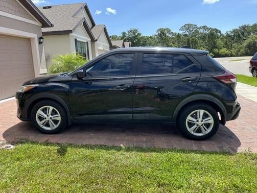 Black 2022 Nissan Kicks S