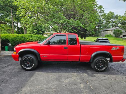Red 1999 Chevrolet S-10 LS Extended Cab