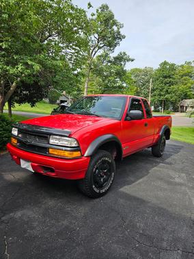 Red 1999 Chevrolet S-10 LS Extended Cab