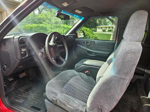 Red 1999 Chevrolet S-10 LS Extended Cab