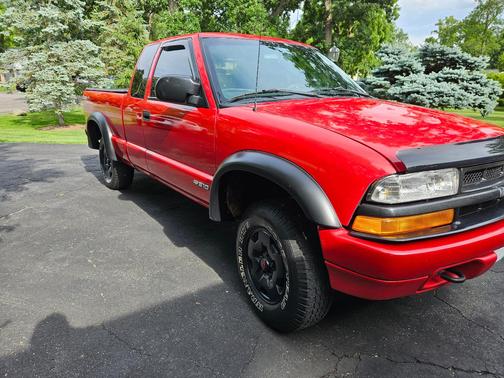 Red 1999 Chevrolet S-10 LS Extended Cab