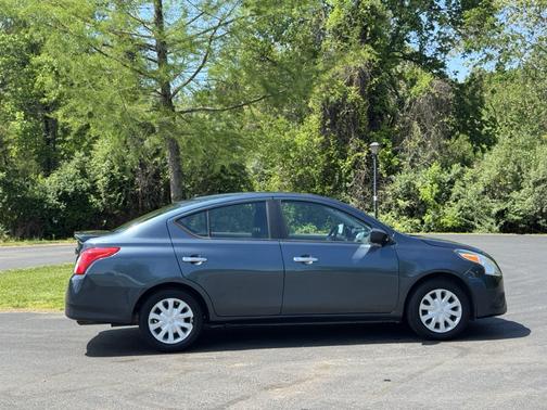 Blue 2016 Nissan Versa 1.6 SV