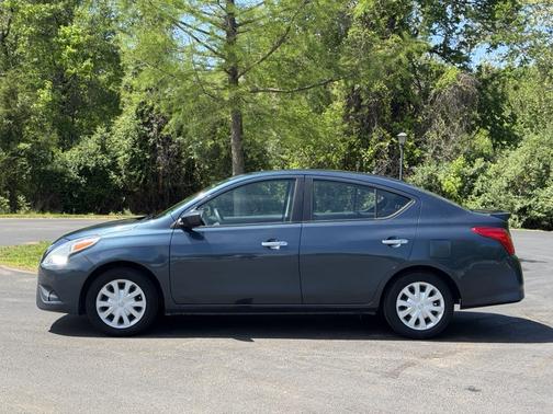 Blue 2016 Nissan Versa 1.6 SV