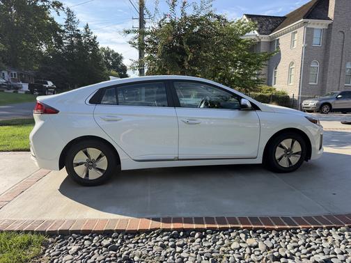 White 2022 Hyundai IONIQ Hybrid SE