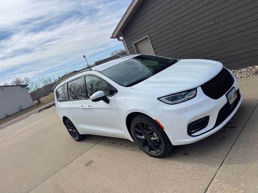 White 2023 Chrysler Pacifica Touring L