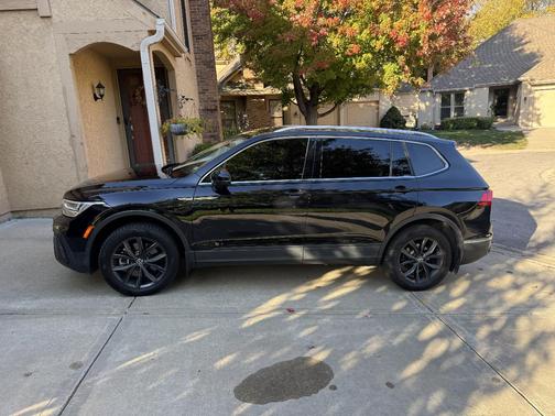 Black 2022 Volkswagen Tiguan 2.0T SE