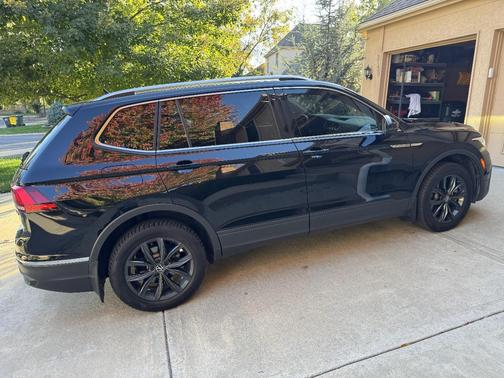 Black 2022 Volkswagen Tiguan 2.0T SE