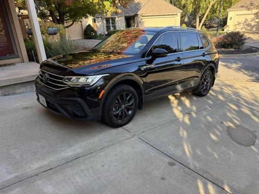 Black 2022 Volkswagen Tiguan 2.0T SE