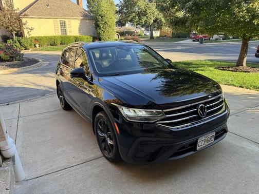 Black 2022 Volkswagen Tiguan 2.0T SE