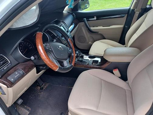 White 2015 Kia Sorento LX