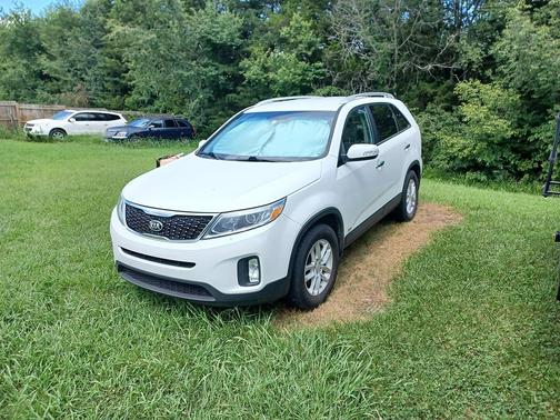 White 2015 Kia Sorento LX