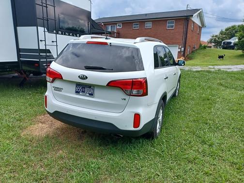White 2015 Kia Sorento LX