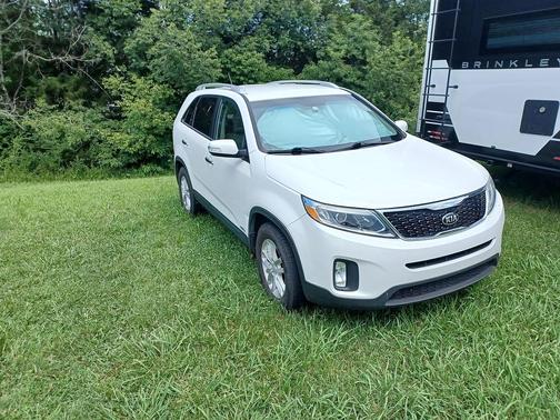 White 2015 Kia Sorento LX