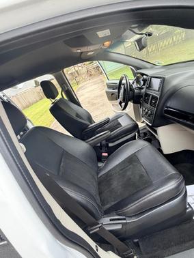 White 2018 Dodge Grand Caravan SXT