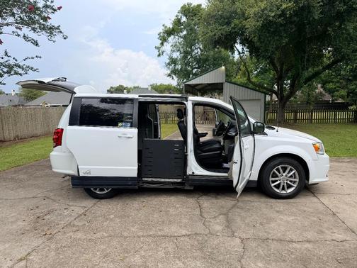 White 2018 Dodge Grand Caravan SXT