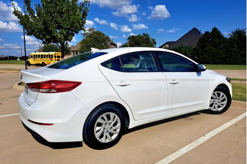 2017 Hyundai ELANTRA SE