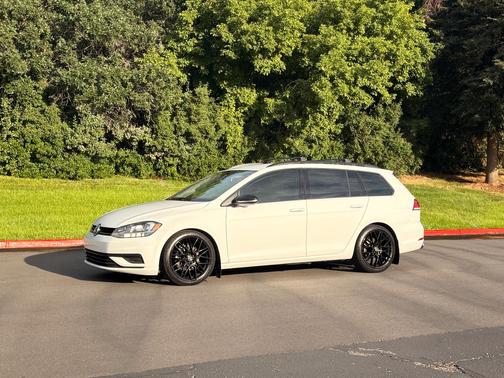 White 2018 Volkswagen Golf SportWagen TSI S
