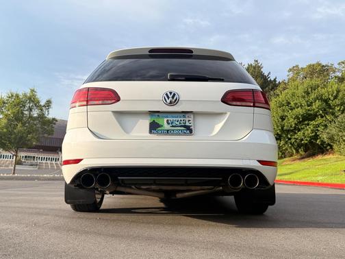 White 2018 Volkswagen Golf SportWagen TSI S
