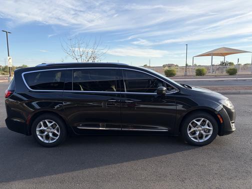 Black 2018 Chrysler Pacifica Touring-L