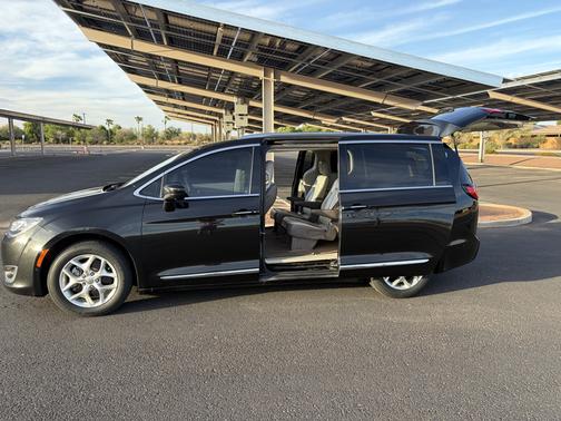 Black 2018 Chrysler Pacifica Touring-L