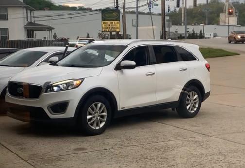 White 2016 Kia Sorento LX