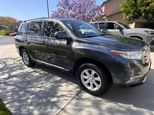 Gray 2012 Toyota Highlander SE