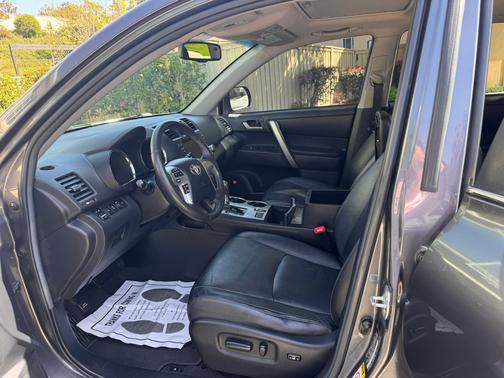Gray 2012 Toyota Highlander SE