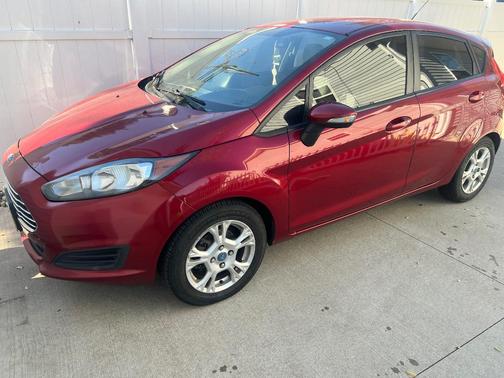 Red 2014 Ford Fiesta SE