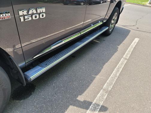 Photo 3 of 16 of 2017 RAM 1500 Limited