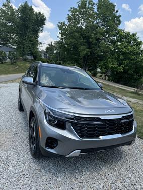 Gray 2024 Kia Seltos EX
