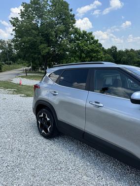Gray 2024 Kia Seltos EX