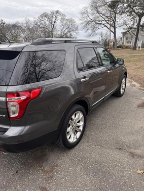 Gray 2015 Ford Explorer XLT
