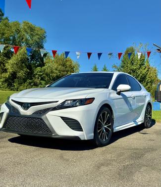 White 2020 Toyota Camry SE