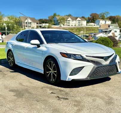 White 2020 Toyota Camry SE