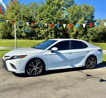 White 2020 Toyota Camry SE
