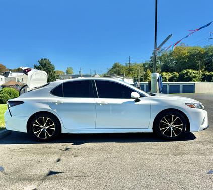 White 2020 Toyota Camry SE