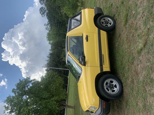 Photo 5 of 5 of 2002 Chevrolet Tracker Base