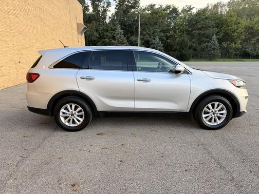 Silver 2019 Kia Sorento LX