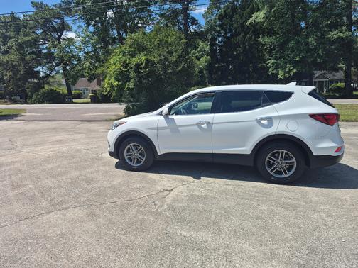 White 2017 Hyundai Santa Fe Sport 2.4L