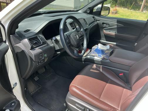 White 2024 Honda Ridgeline RTL