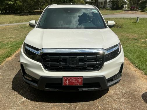 White 2024 Honda Ridgeline RTL